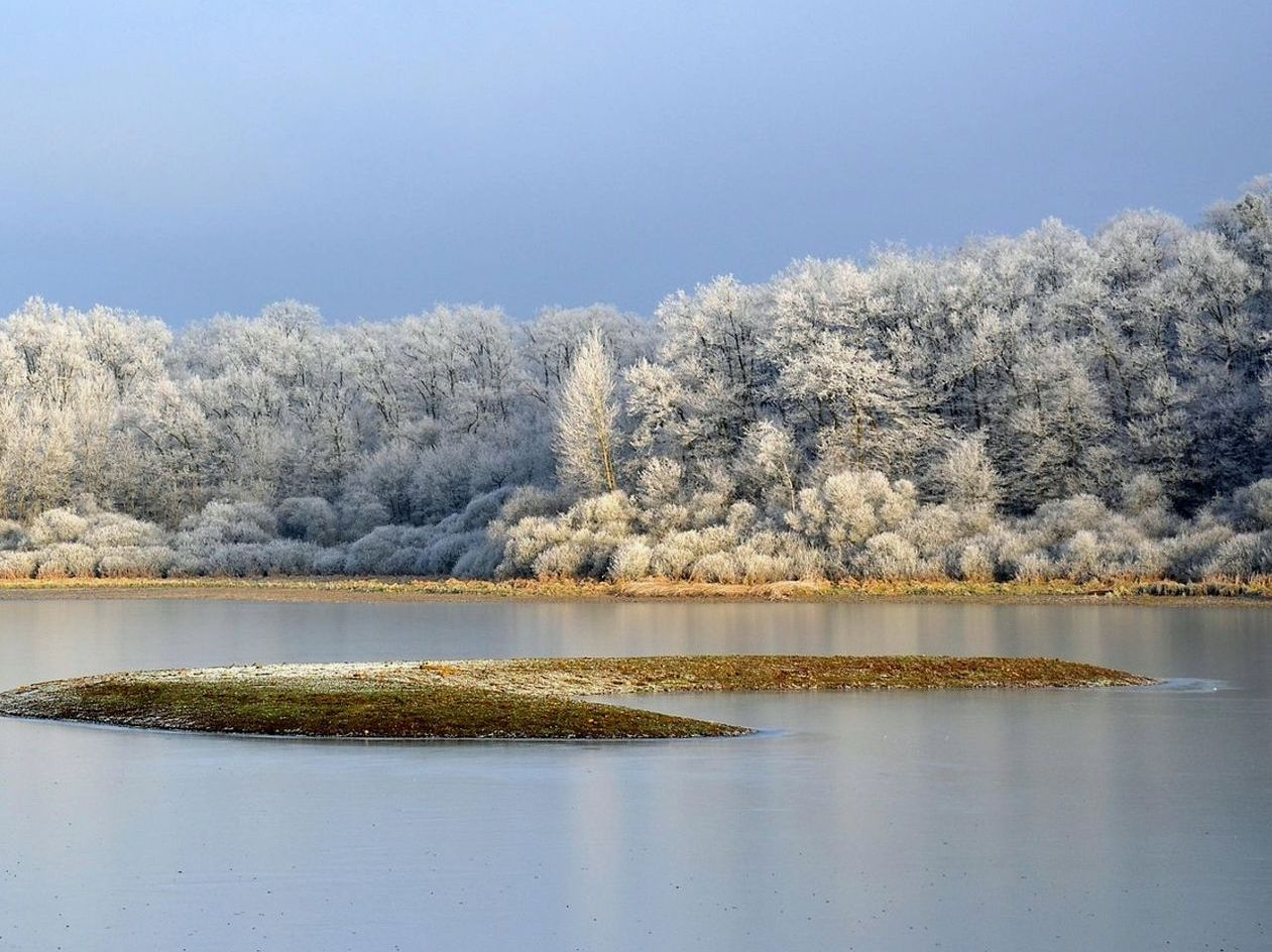 Sendero vacío hacia un lago de montaña al amanecer