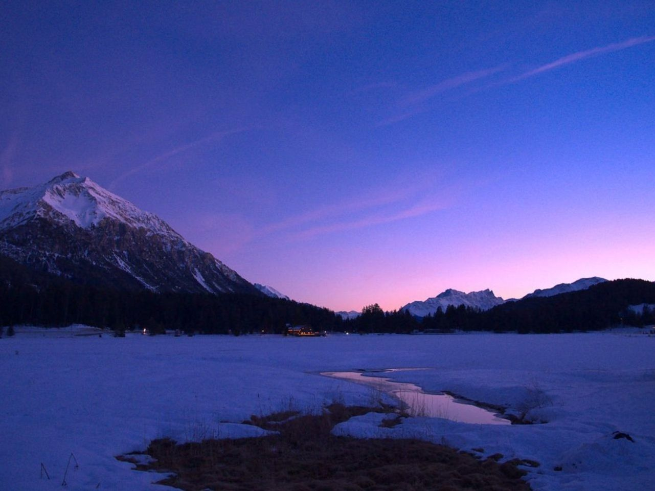 Un paisaje ancho y oscuro bajo un cielo nocturno despejado